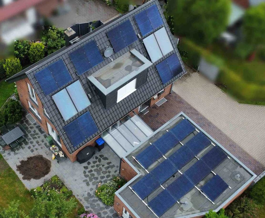 9,6 KWp PV-Anlage 24 Module für Einfamilienhaus in Verl Solaranlage 9,6 KWp für Einfamilienhaus in Verl mit 24 Modulen Belegung der Südseite und der Garagendachfläche Ausrichtung Richtung Süden