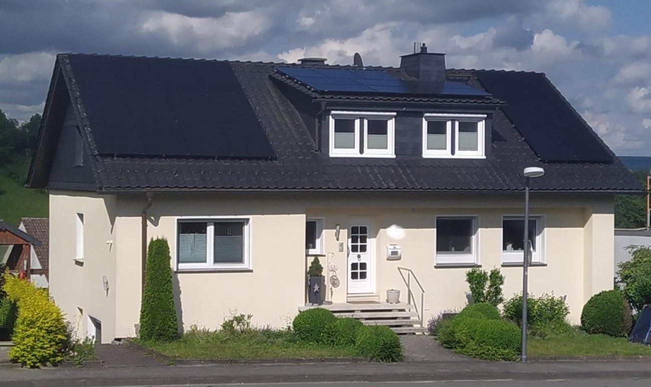 PV-Anlage in Marsberg Solaranlage 23,2 KWp für Einfamilienhaus in Marsberg. Belegung der Dachflächen inklusive Gauben von der Ost- und Westseite mit 58 Modulen.