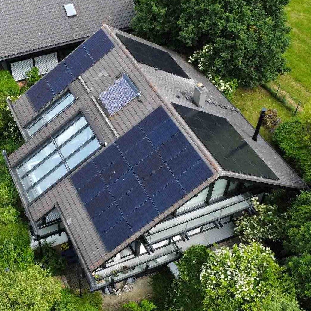 Photovoltaikanlage 20,4 KWp für Einfamilienhaus in Brilon Photovoltaikanlage mit 20,4 KWp für Einfamilienhaus in Brilon. Belegung beider Dachflächen mit 52 Modulen.
