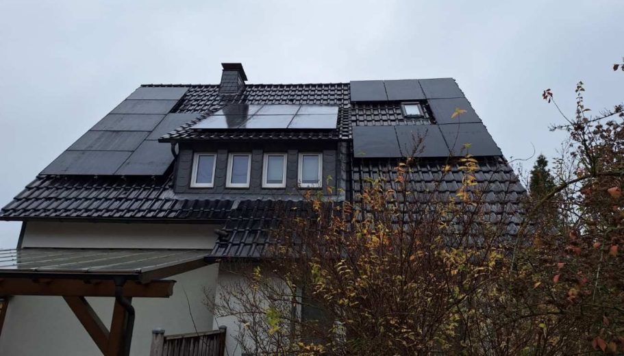 PV-Anlage mit Solarmodulen in Höxter auf der Südseite mit Dachflächen Hauptdach und Gaube mit einbezogen.