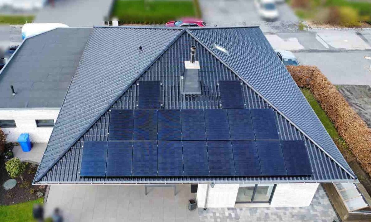 Photovoltaikanlage 7,2 KWp Kundenbeispiel für Bungalow in Bad Wünnenberg. Photovoltaikanlage 7,2 KWp für Bungalow in Bad Wünnenberg. Belegung der Südseite mit 18 schwarzen Glas in Glas Modulen.