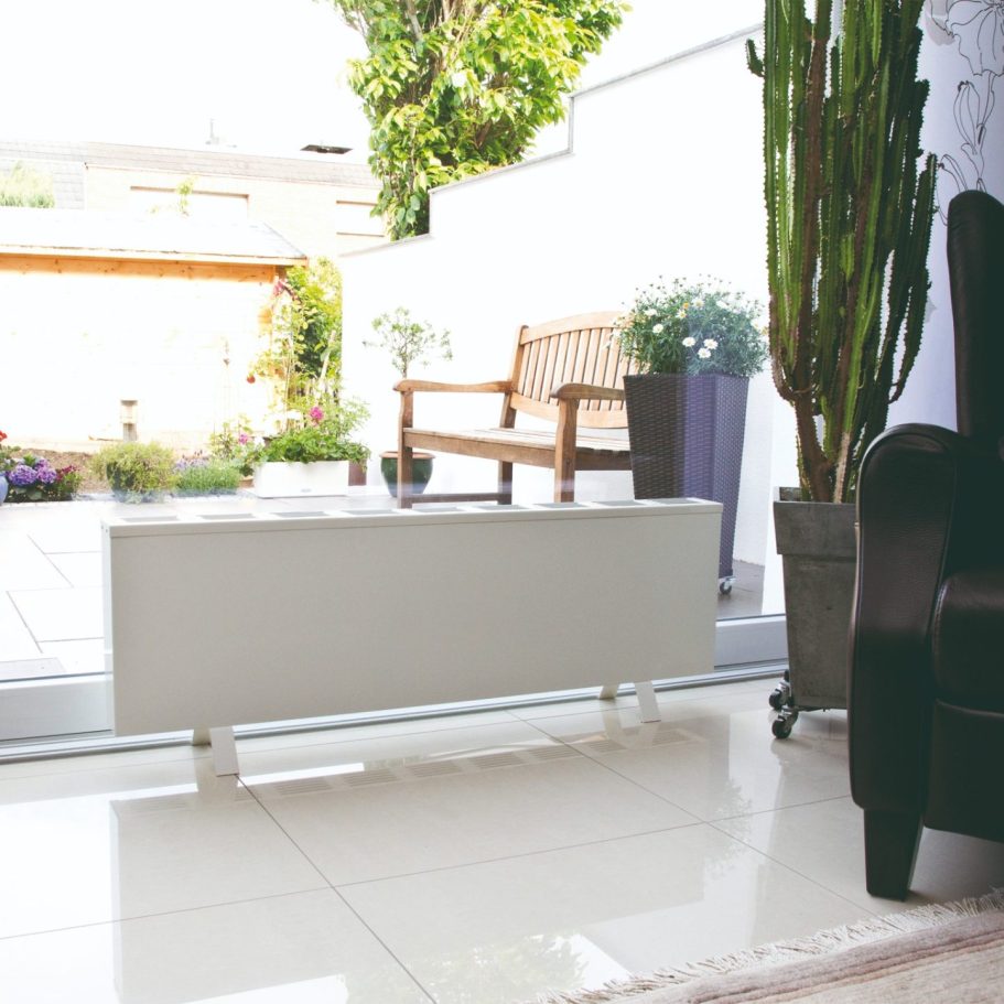 Duale Speicherheizung vor dem Fenster zu sehen