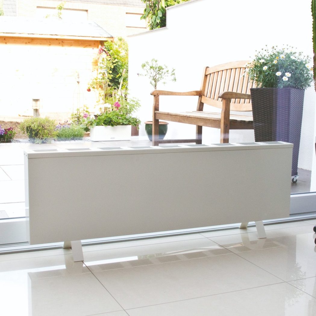 Elektrospeicherheizung von ekoplus Elektrospeicherheizung im Wohnzimmer vor dem Fenster